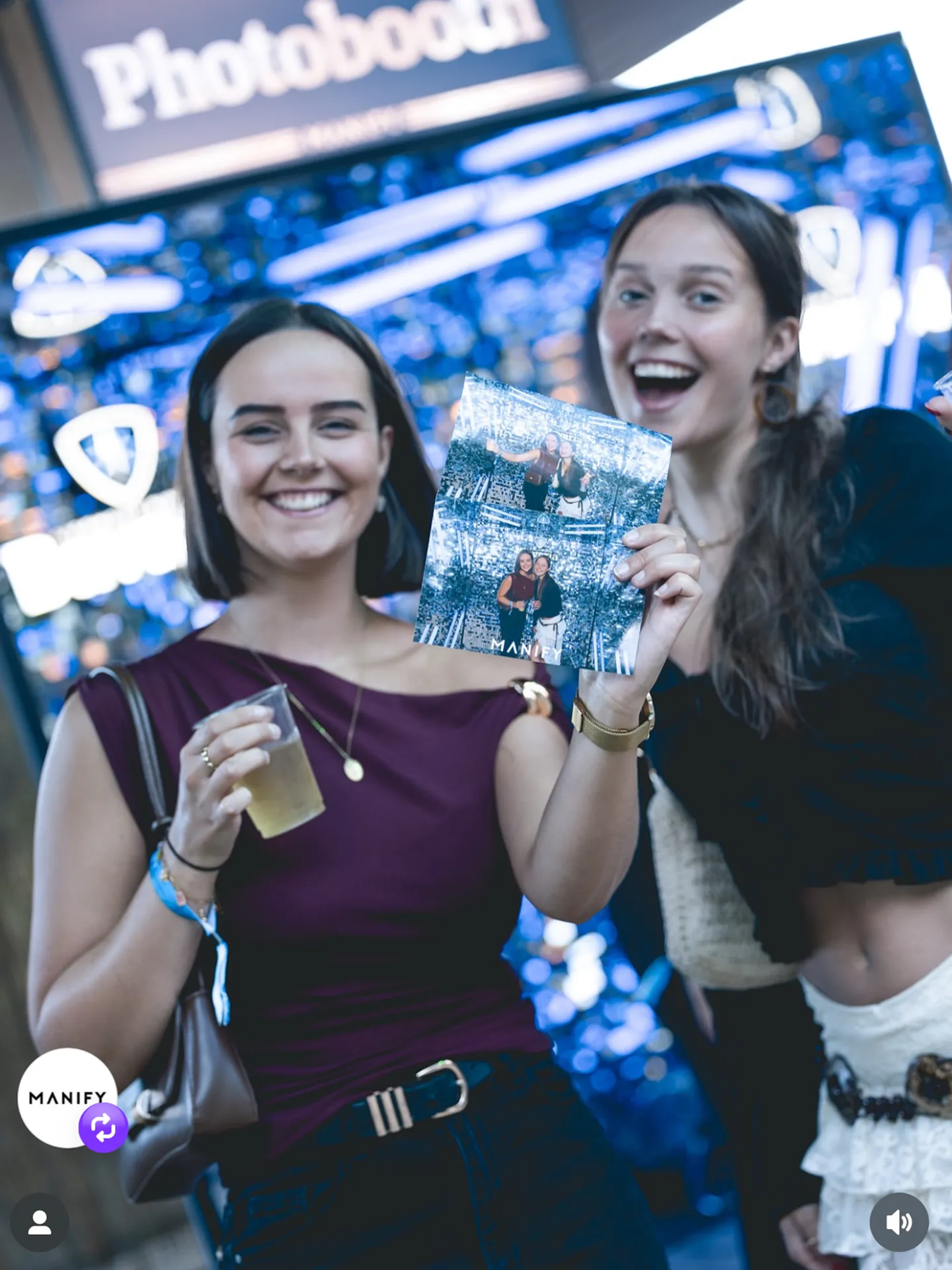 manify-friday-festival-neon-box-photobooth met print