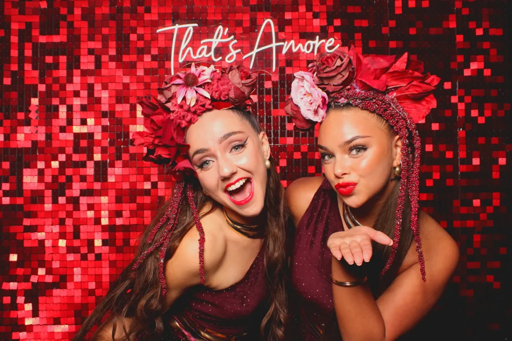 fotobooth-foto-met-rode-shimmerwall-en-thats-amore-neon-sign