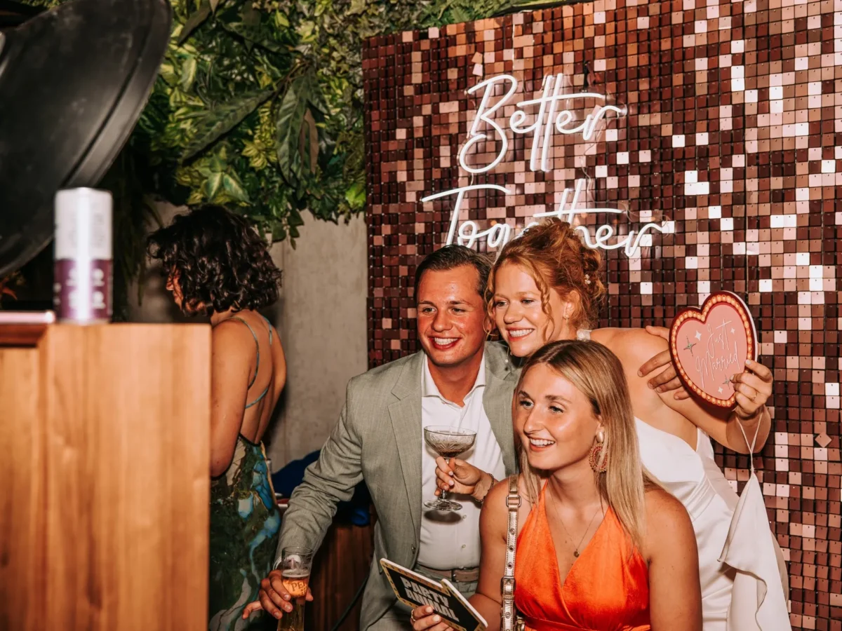 Open-air photobooth. Gasten gaan op de foto met bruid op bruiloft bij Het Houtse Meer