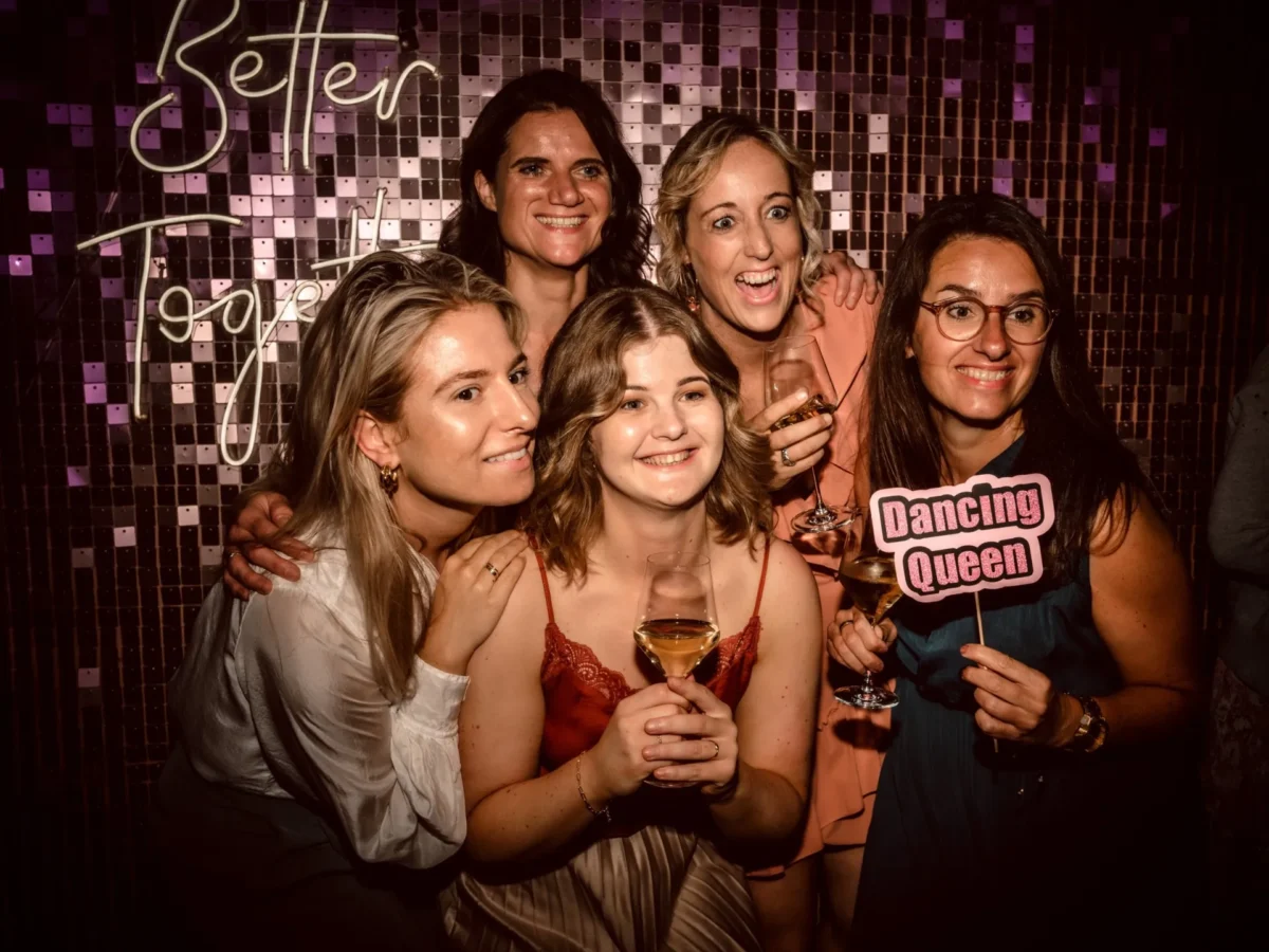 girlsquad voor de photobooth die poseren voor de foto