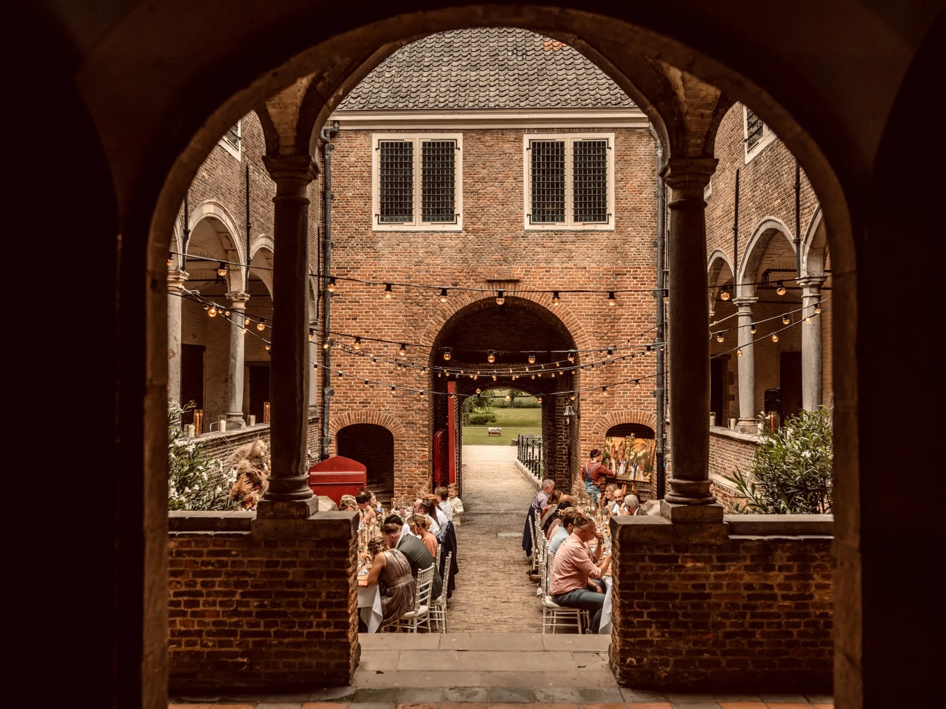 Bruiloft op de binnenplaats van kasteel dussen, dineren aan lange tafels