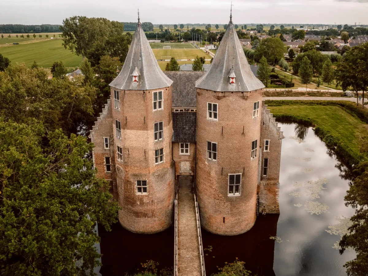 Een totaalplaatje van kasteel Dussen met de gracht en kasteelbrug