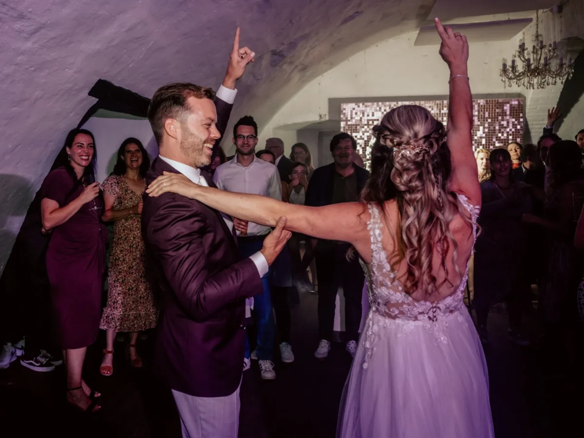bruidspaar feestend in de feestzaal van de kelder van Kasteel Dussen