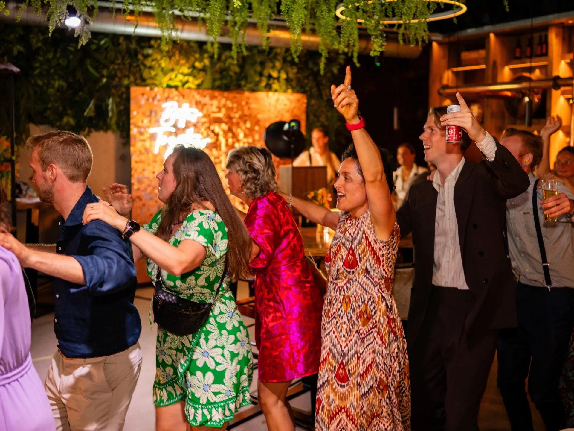 Gezellige feestavond bruiloft bij Het Houtse Meer