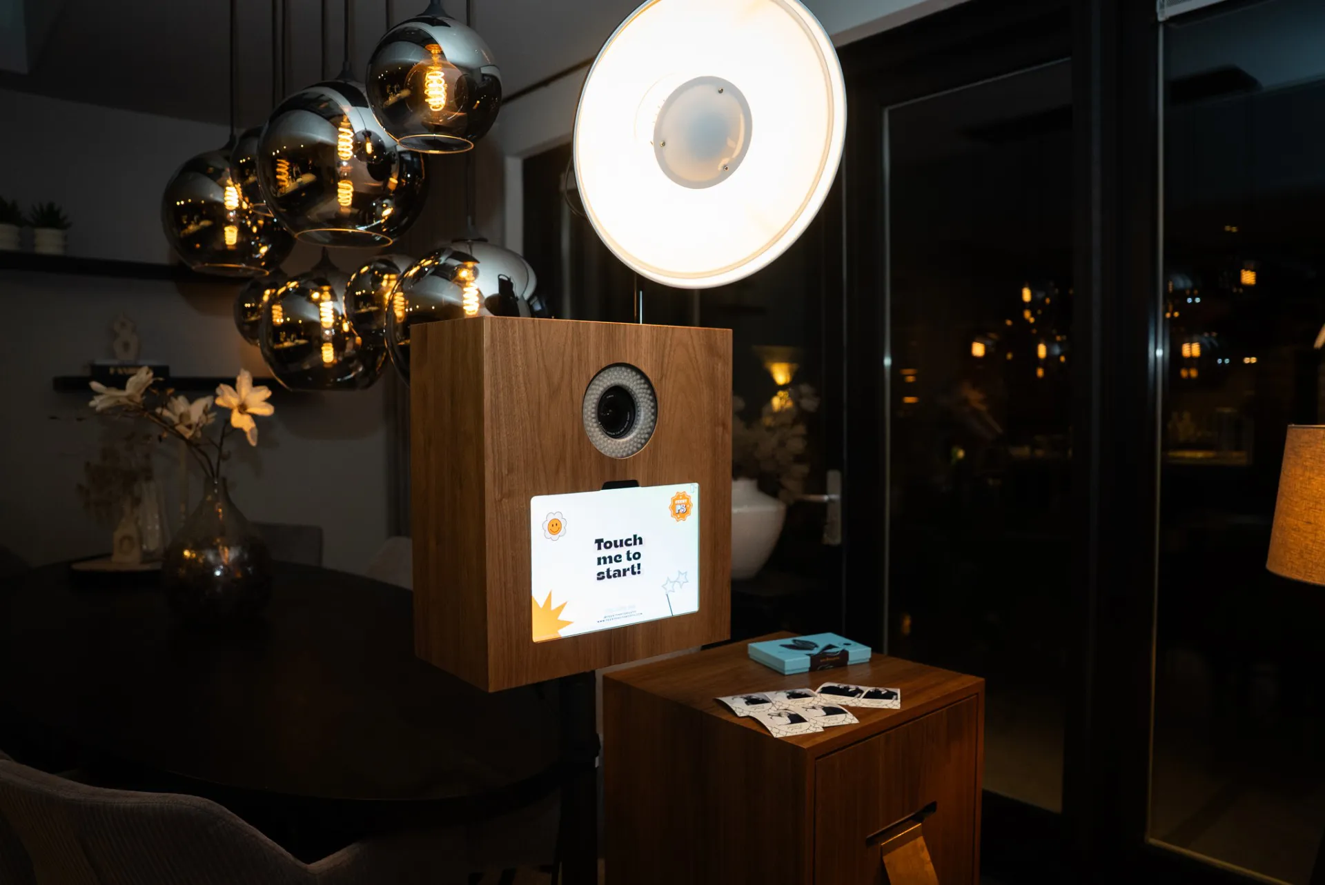 photobooth zuil van feestphotobooth met flitser in een sfeervolle donkere avondsetting